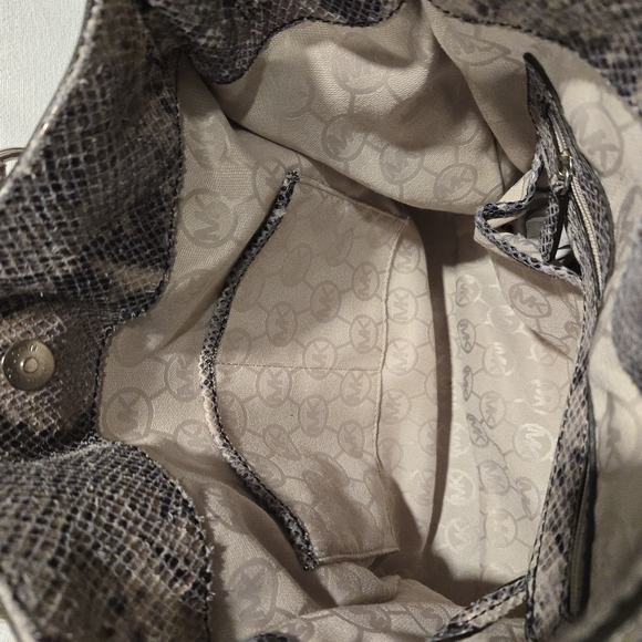 Michael Kors Gray Shoulder Bag with Luxurious Design - Picture 6 of 8